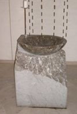 Modernes Taufbecken aus Stein mit runder Schale.