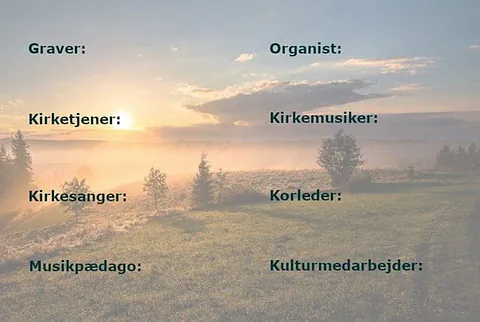 Nebellandschaft bei Sonnenaufgang mit Textfeldern für kirchliche Berufe.