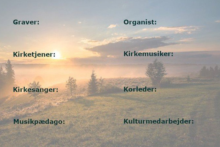 Nebellandschaft bei Sonnenaufgang mit Textfeldern für kirchliche Berufe.