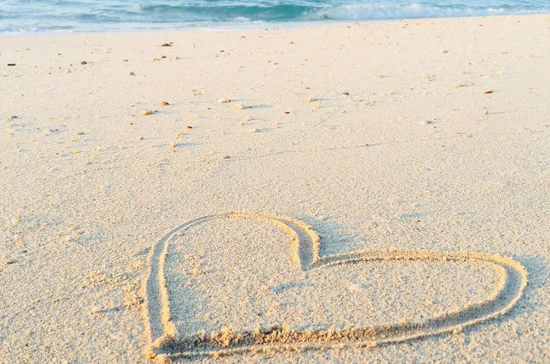 Herz im Sand gezeichnet, Strand.