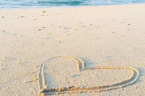 Herz im Sand gezeichnet, Strand.