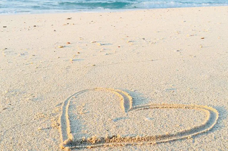 Herz im Sand gezeichnet, Strand.