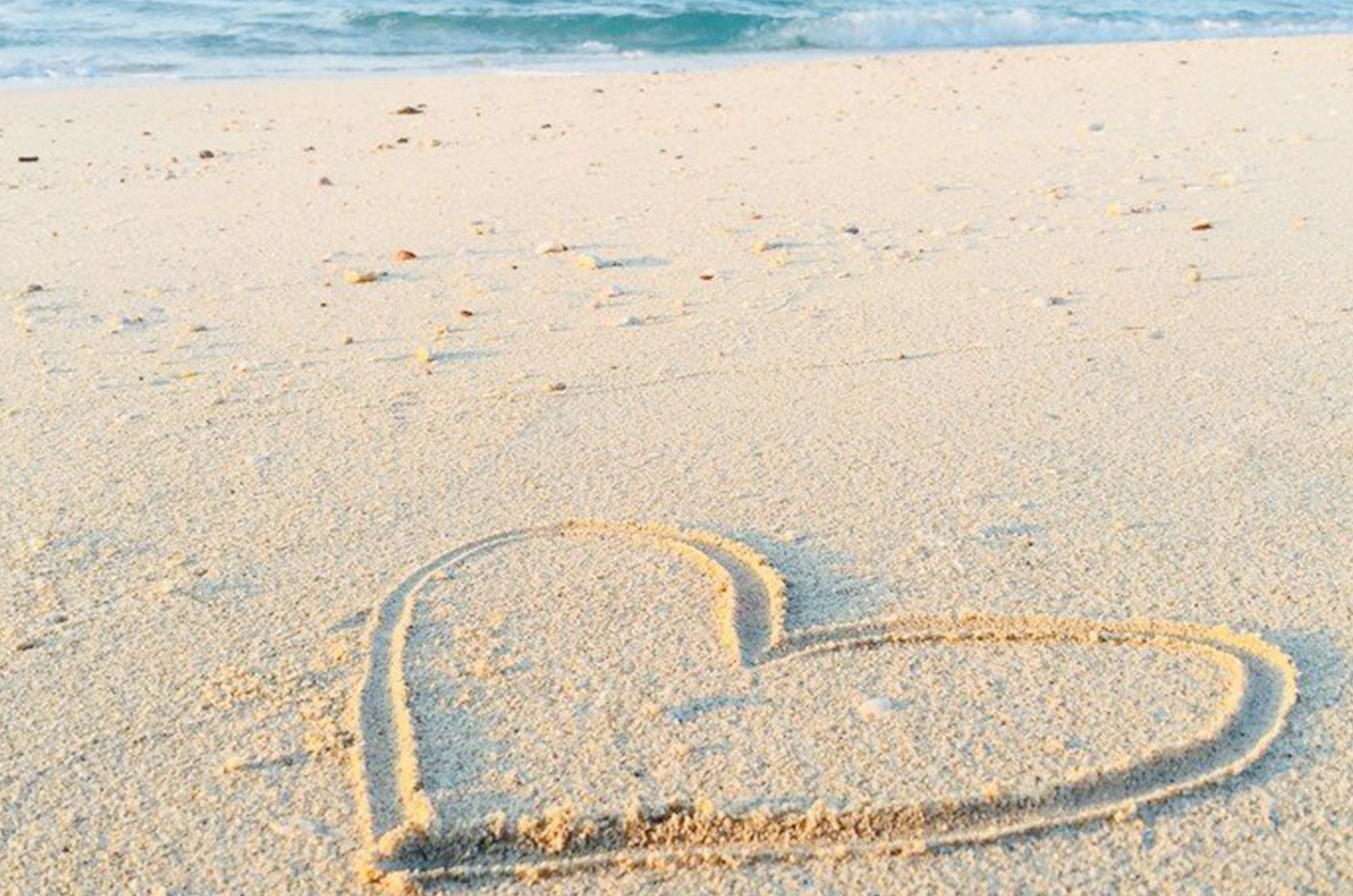 Herz im Sand gezeichnet, Strand.