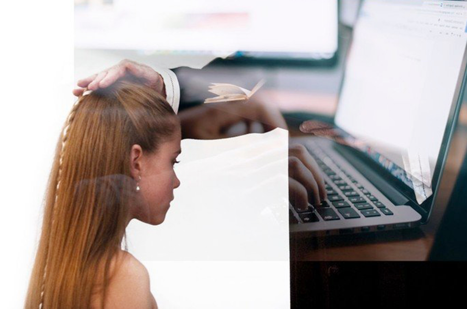 Doppelt belichtetes Bild einer Frau und einer Person, die auf einem Laptop tippt.