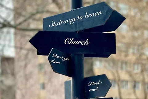 Wegweiser mit Aufschriften "Stairway to heaven" und "Church".