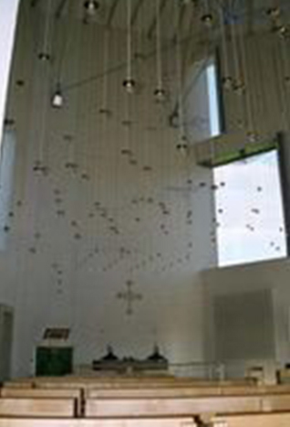 Moderner Kirchenraum mit vielen hängenden Lichtern.