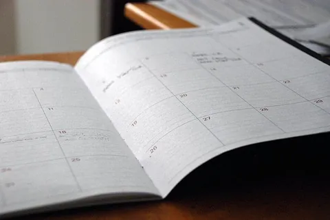 Offener Kalender oder Planer, Nahaufnahme.